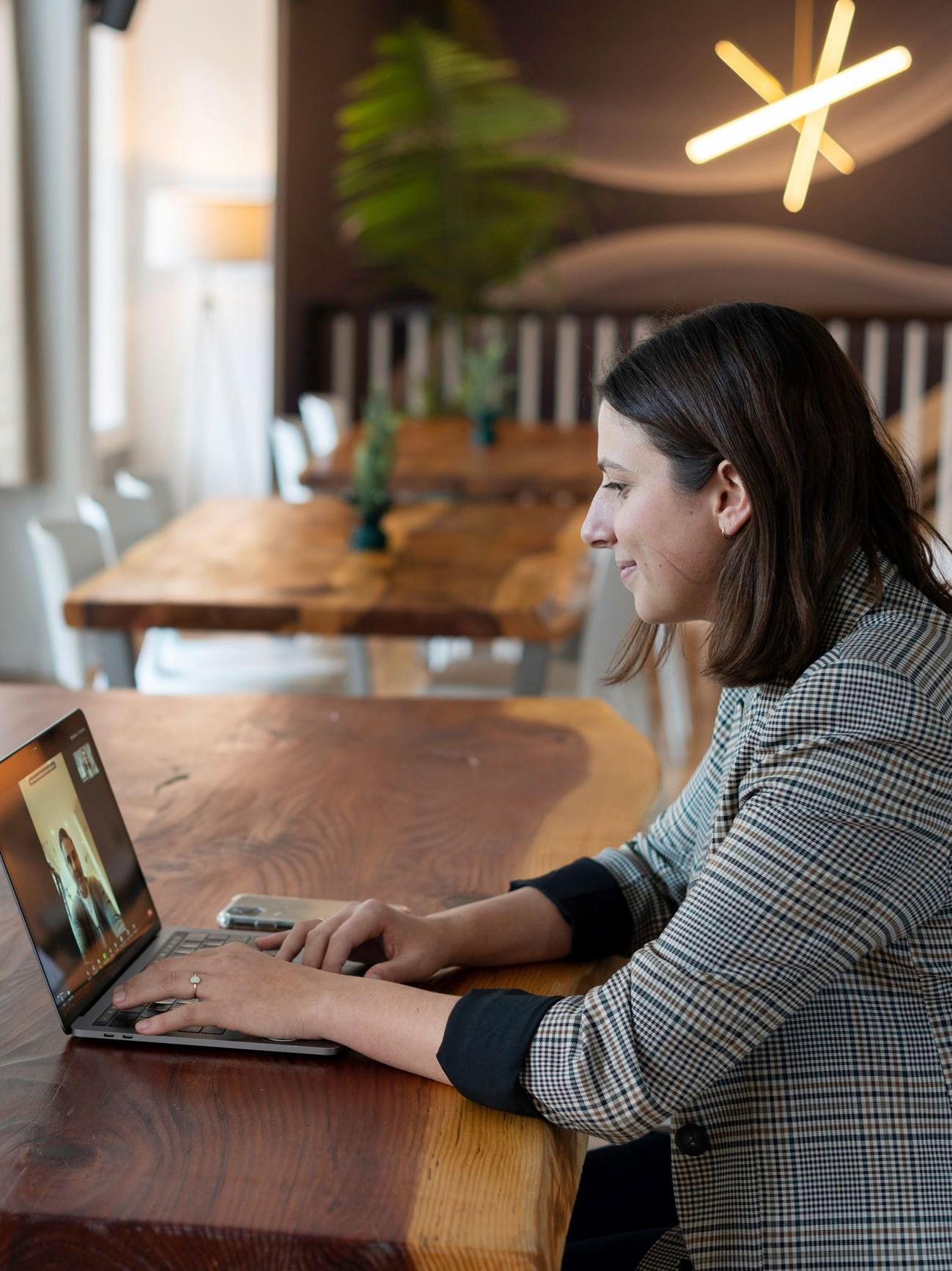 linkedin-sales-solutions-VtKoSy_XzNU-unsplash